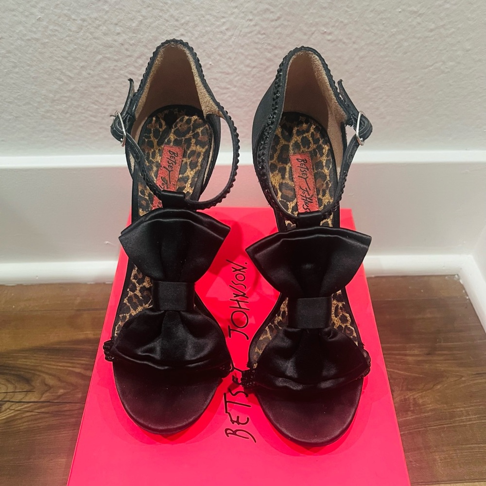 Bow tie Black Betsey Johnson Heels